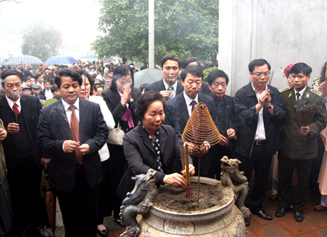 Phó Chủ tịch nước Nguyễn Thị Doan dâng hương tưởng niệm các Vua Hùng